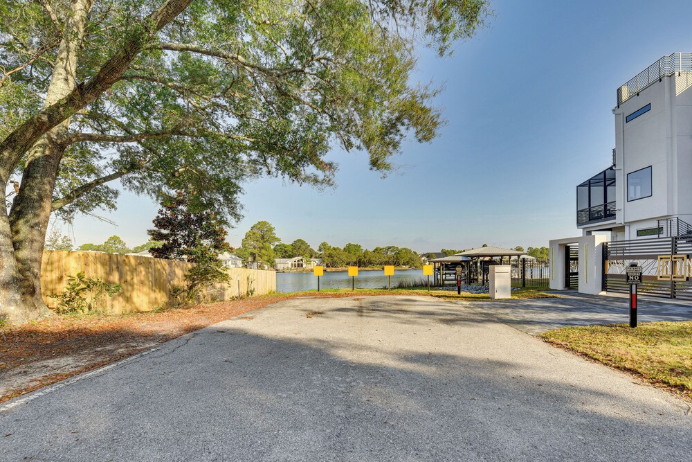 Walk to Choctawhatchee Bay: Santa Rosa Beach Home!