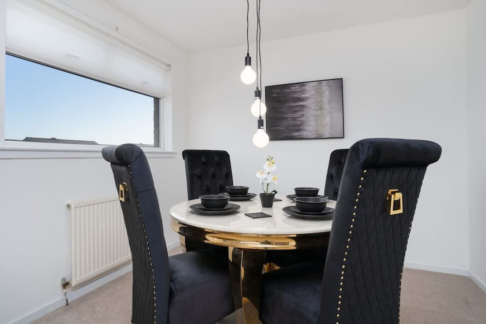 Comfy 3 Bed House - Free Parking