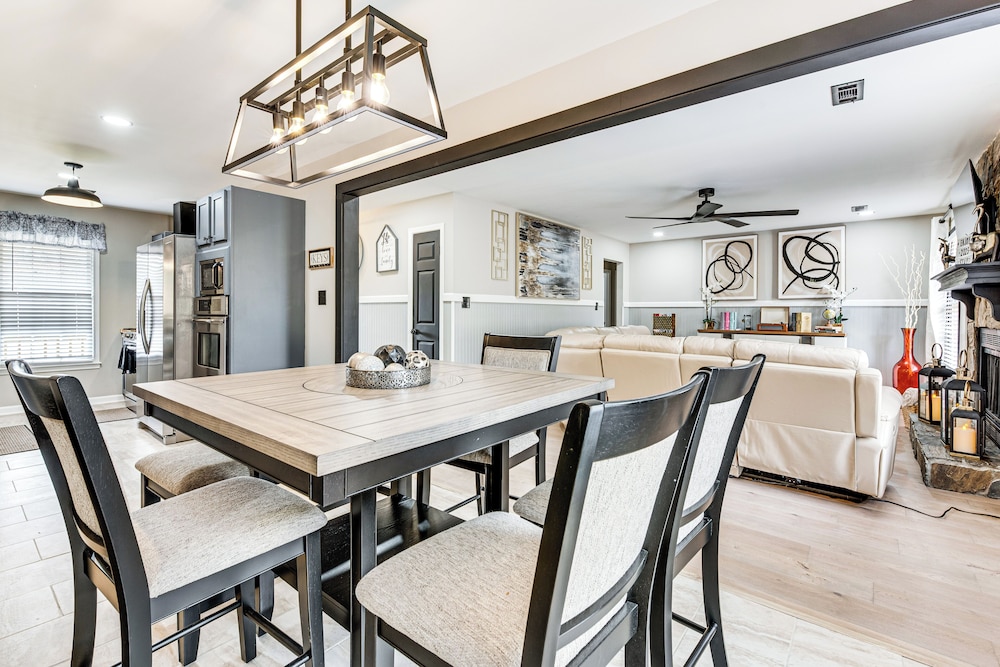 4 Mi to Airport: Atlanta Home w/ Deck & Hot Tub