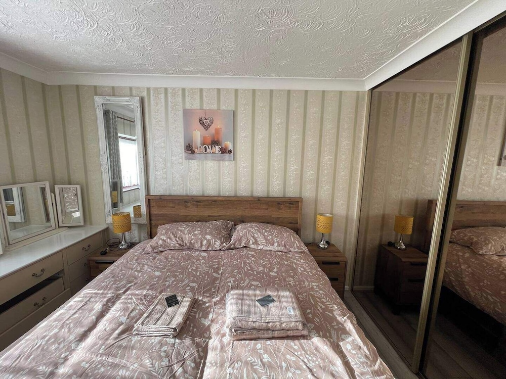 Charming Basildon House With 3 Bedroom Near Town