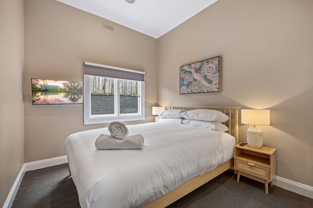 Lovely 3-bed With Alfresco Dining in Prime Suburb