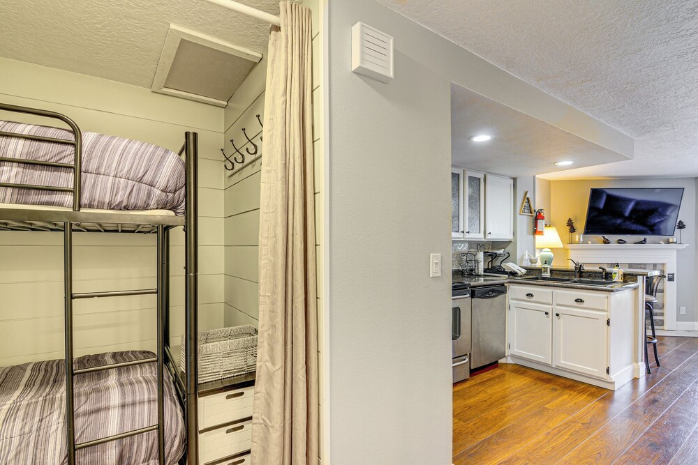 Romantic Ski Haven w/ Balcony: Brian Head Studio