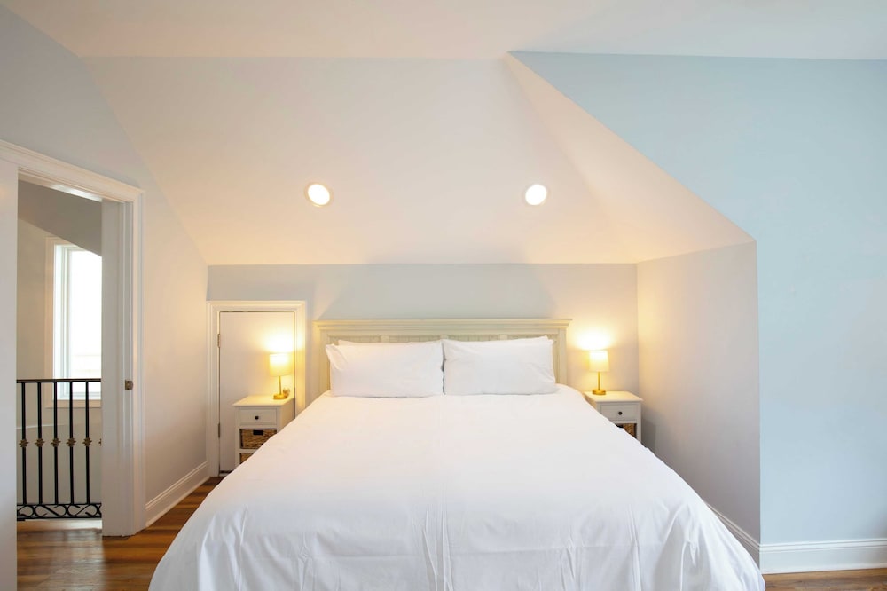 Sleeps 38 2 Homes, Steps to the Beach, Private Pool + Hottub, Game Room, Views