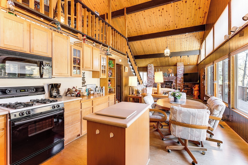 1 Mi to Skiing & Hiking: Big Bear Cabin