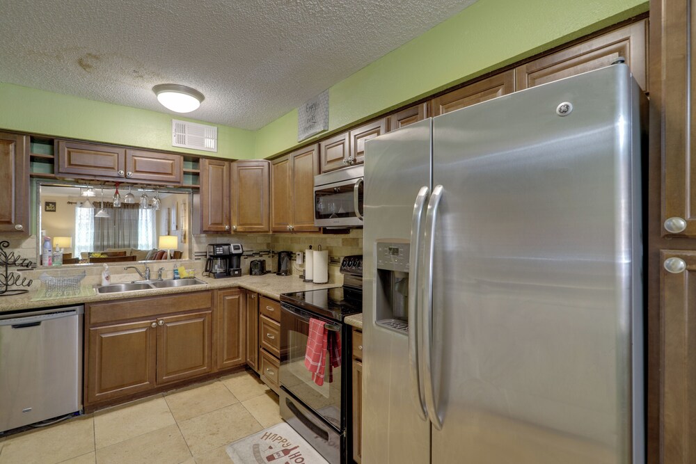 Houston Townhome 4 Mi to Airport: Central Location