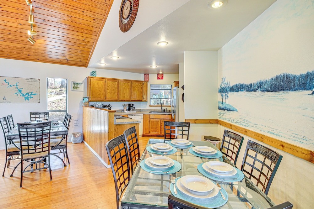 Lake Hamilton Escape w/ Dock & Waterfront Views!