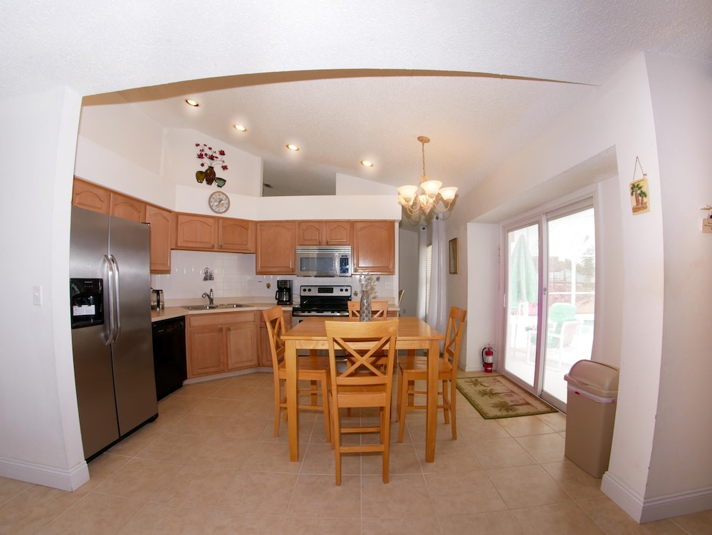 Large Pool With Jacuzzi, Near the Disney Attractions!! view 5