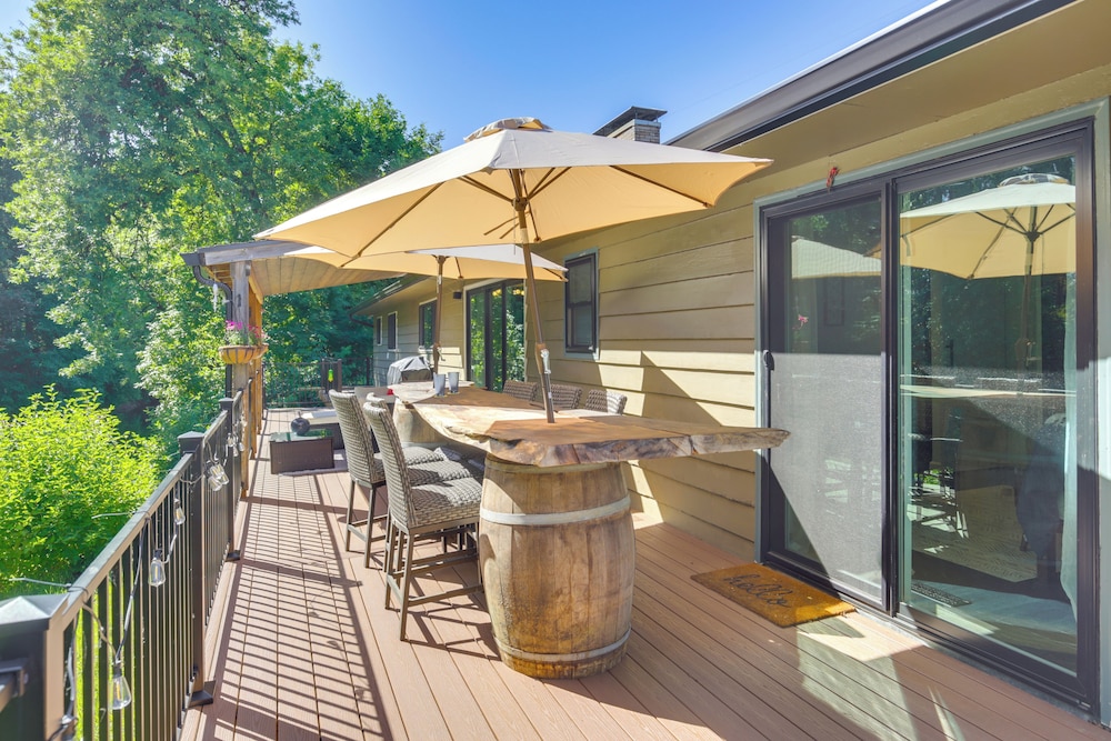 Modern Creekside Retreat 1 Mi to Spirit Mtn Casino