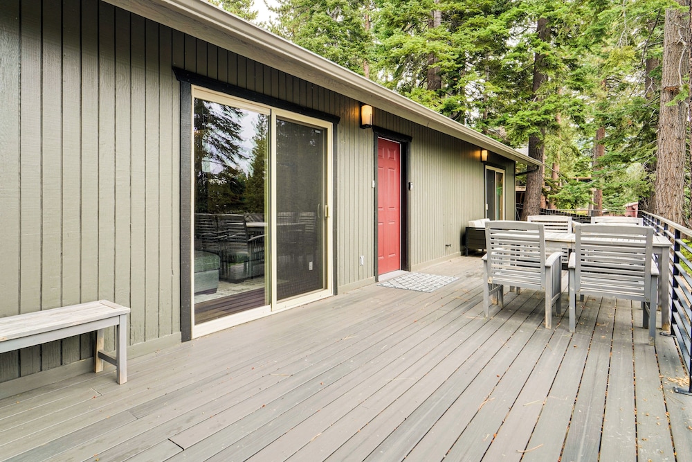 3 Mi to Diamond Peak: Mtn-view Home w/ Fireplace