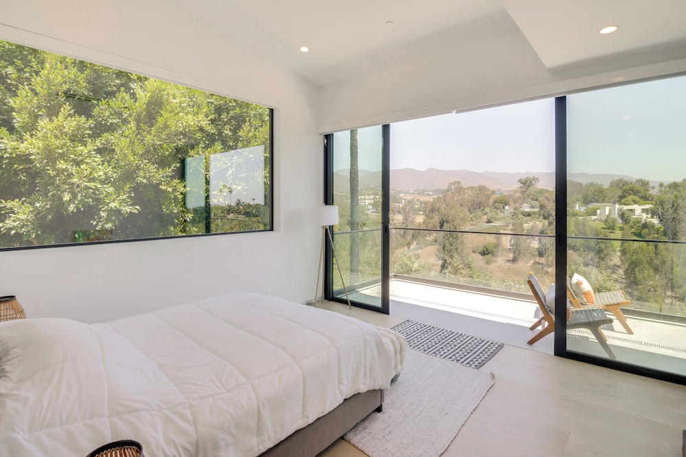 1 Mi to Point Dume: Mtn-view Escape w/ Patio!