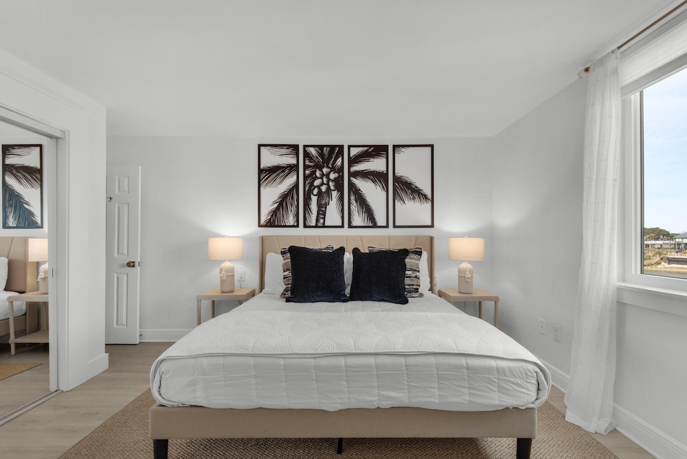 Dolphin Point #401c