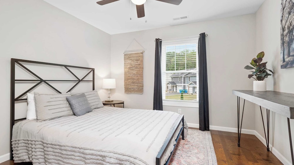 10 Townhomes, Sleeps 89 6 Mins to DT Asheville Sycamore Cove by Avantstay