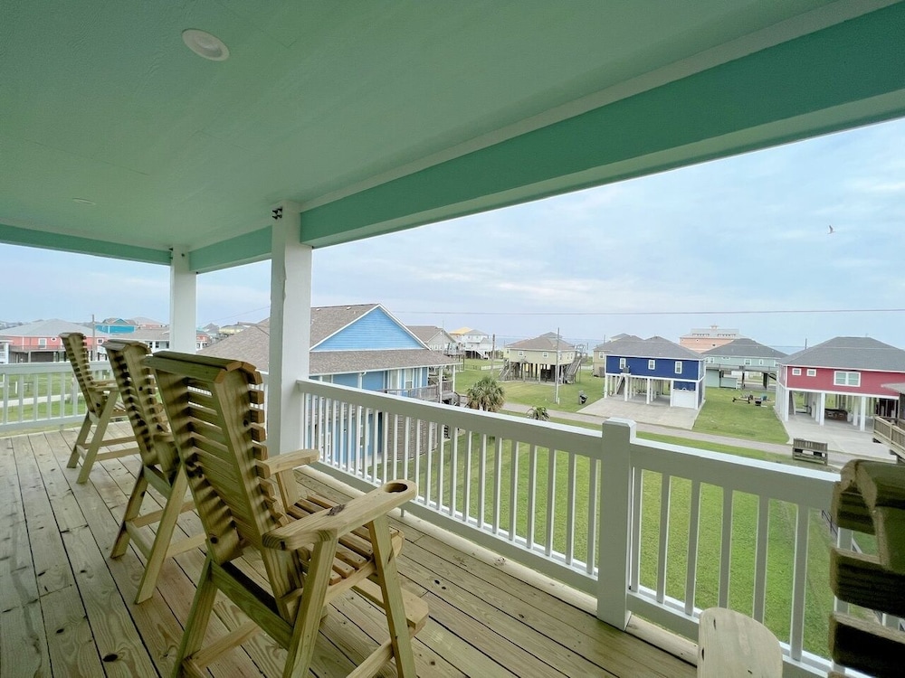 On Deck 4 Bedroom Home by RedAwning view 4