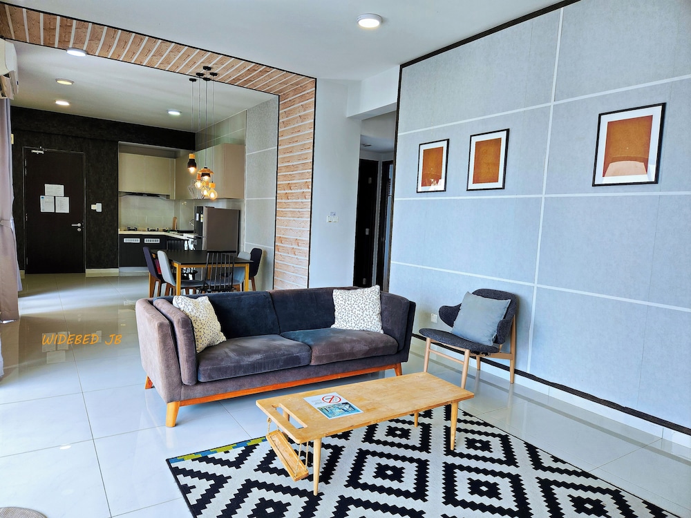 Country Garden Danga Bay by Widebed JB