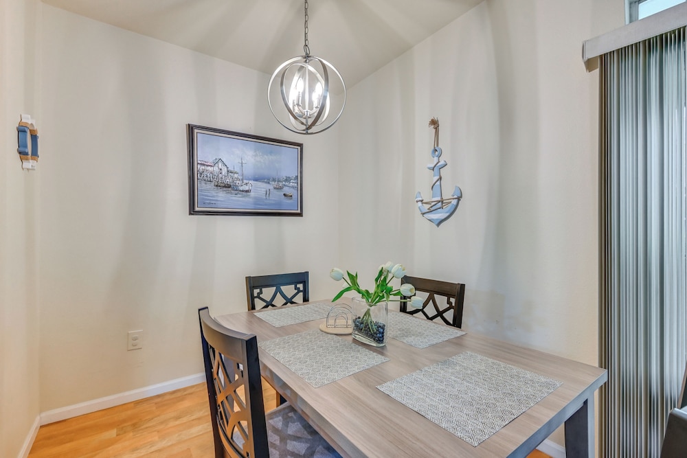 4 Mi to Clearwater Beach: Apt w/ Community Pool!