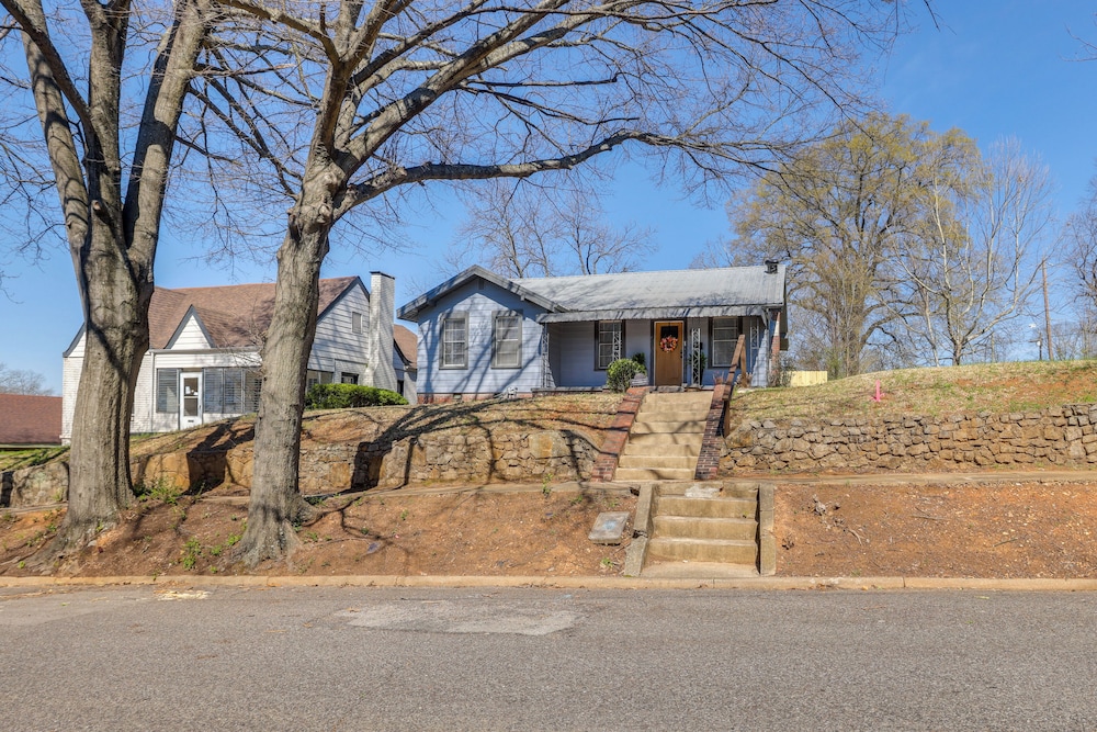 Walk to Amphitheater & Stadium: Home w/ Deck!