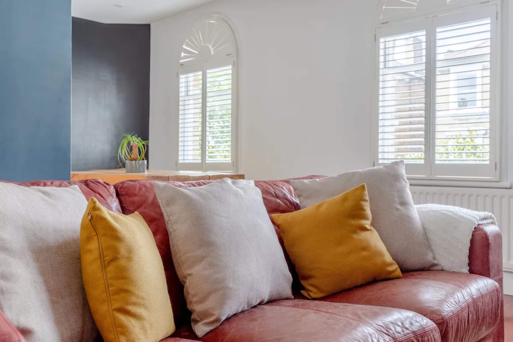 Stylish 2 Bedroom Apartment Beside Putney Station