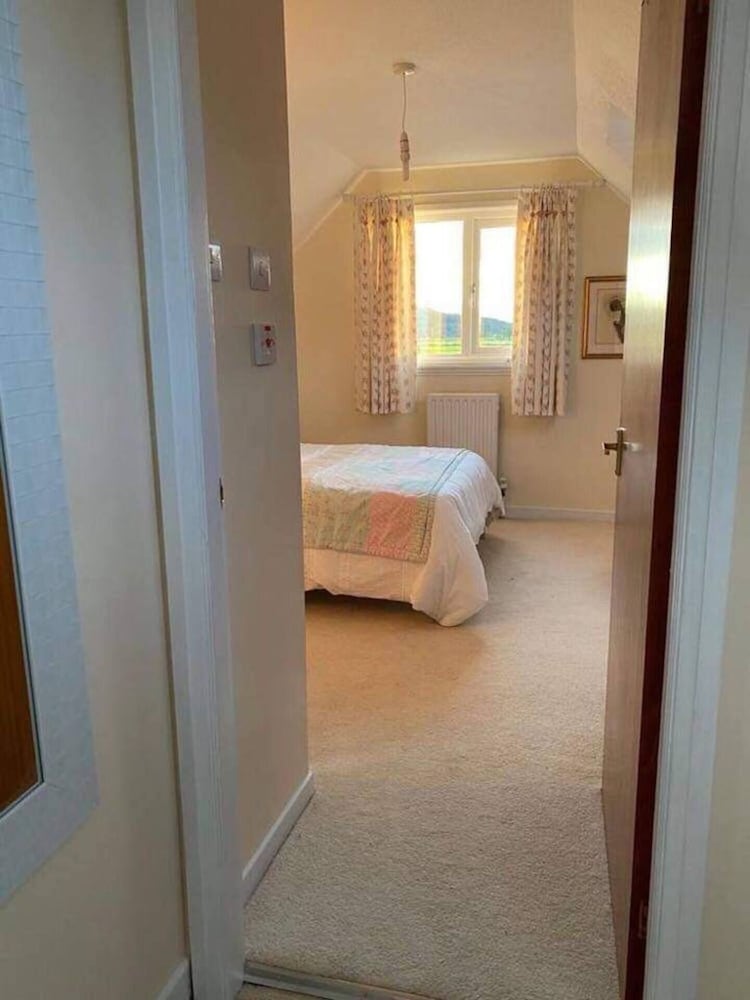 1 Bed House - Central, Free Parking, Wifi view 5