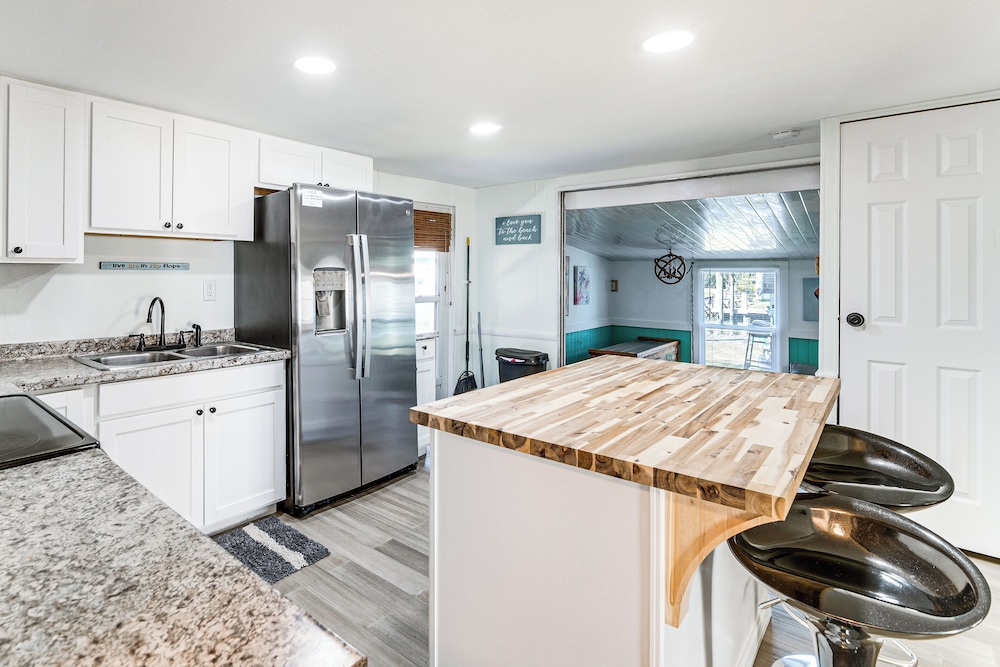 2 Mi to Beach! Canal-front Escape in Crystal River