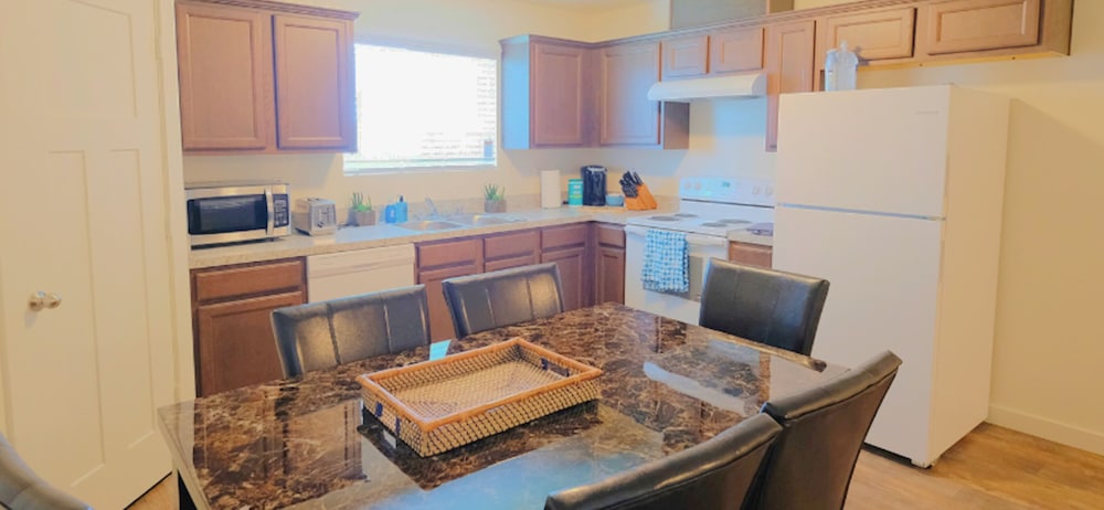 3Bdrm 2Bath 4Beds - 3 STORY NORTH HOU - Image 2