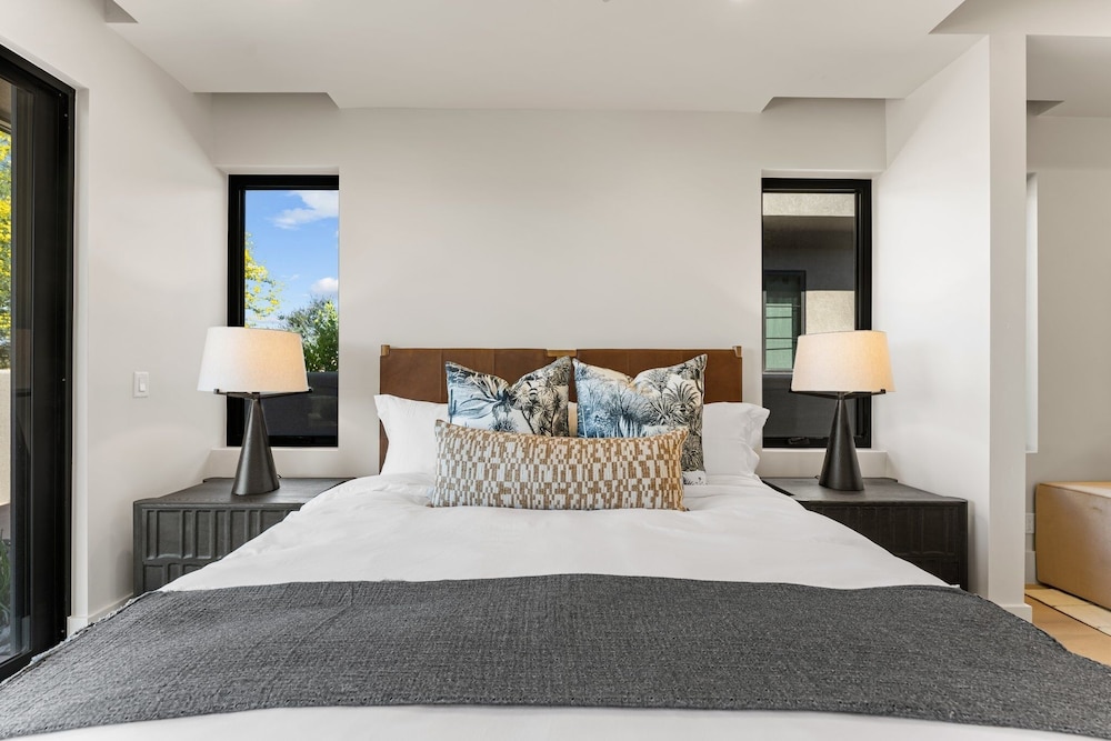 Black Desert Retreat 4 Bedroom Home