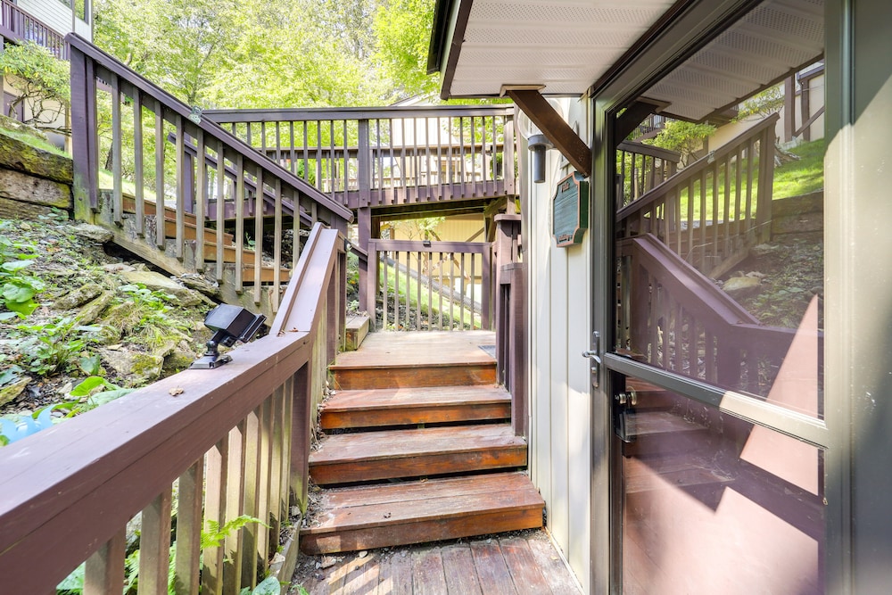 1 Mi to Ski: Condo w/ Fireplace in Beech Mountain! view 3
