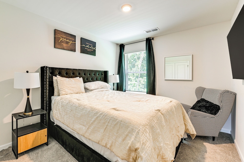 7 Mi to Uptown - Pet-friendly 2-story Townhome!