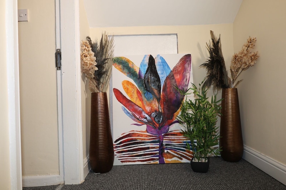 Nottingham 5-br, Sleeps 11 w/ Garden & Parking
