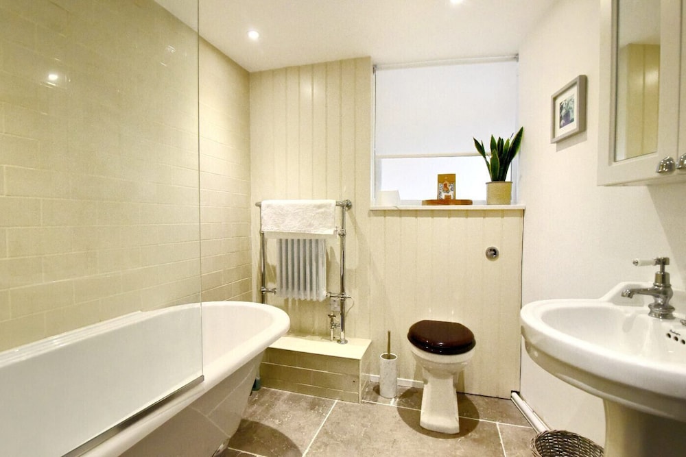 1 Lymbrook Cottages