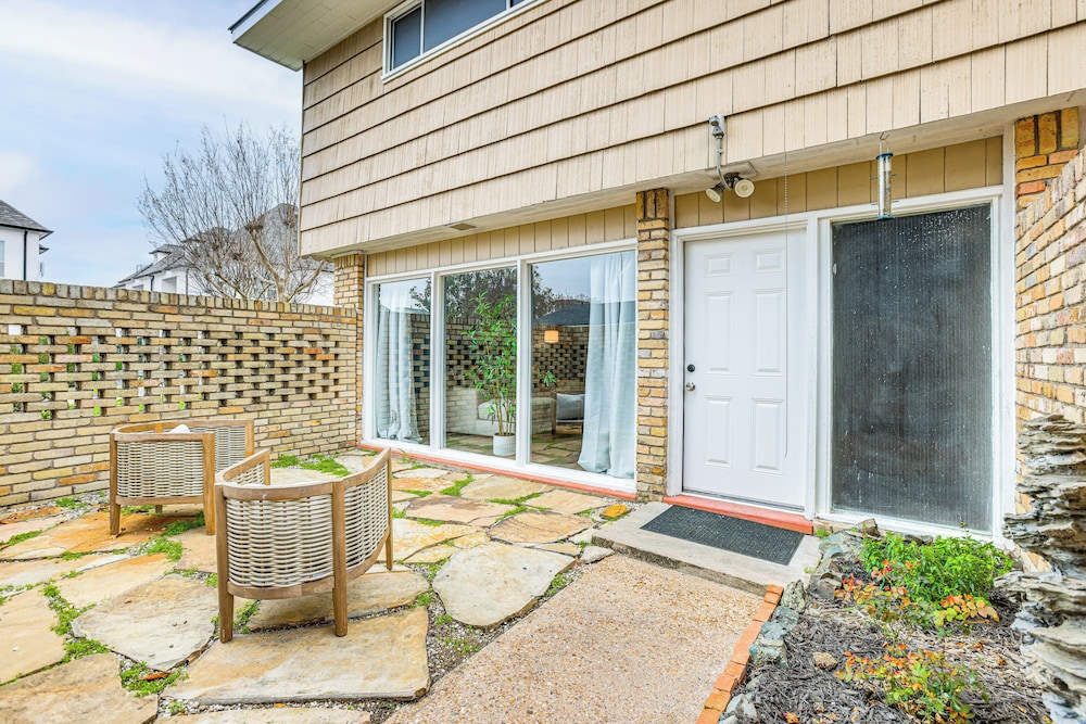 1 Mi to The Galleria: Houston Townhome w/ Patio!