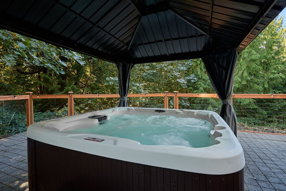 Cascadia Family Mansion Hot Tub Game Room Gym