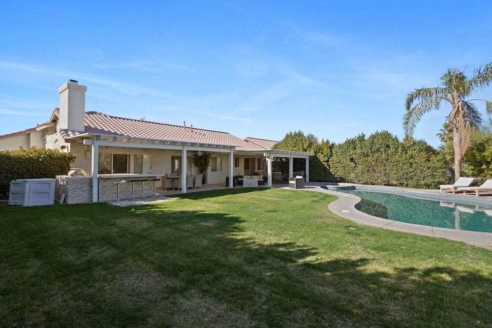 Stunning 5 Star Home Retreat Private Pool Spa BBQ 4 BR