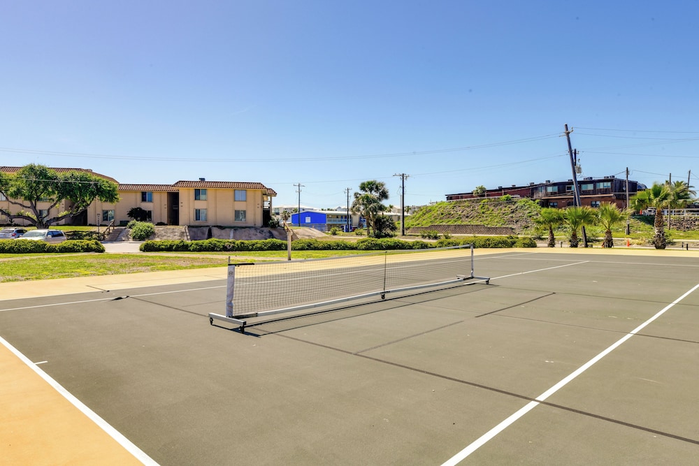 Steps to Beach & Boardwalk: Condo in Port Aransas!