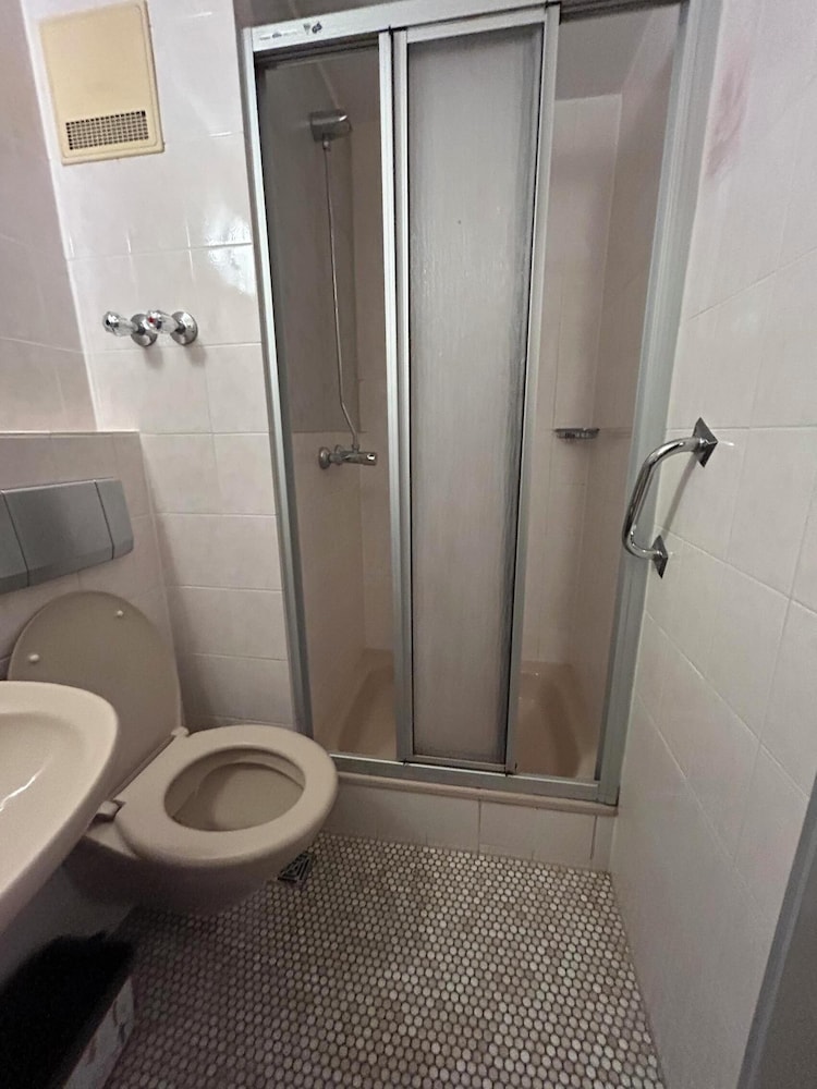2-Rent Group Hostel Rooms AUB162