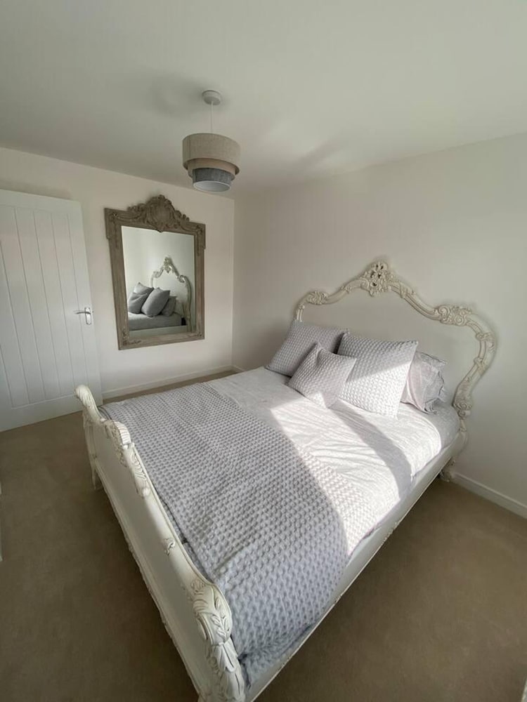 Beautiful 4 Bedroom 3 Beds House in Glasgow view 2