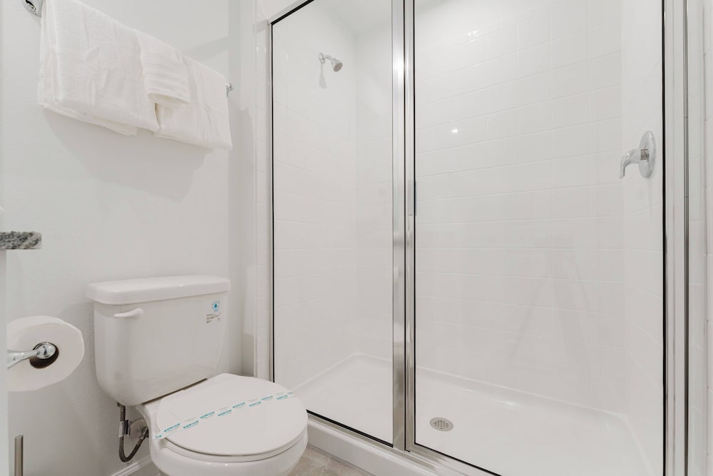 Themed 6BR Solara Near Disney Pool Summerkitchen