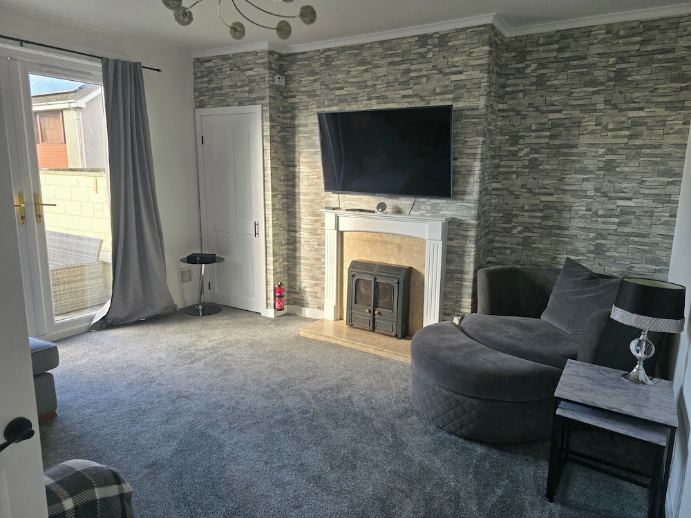 Apartment - Sleeps 4 - Hot Tub, Pet-friendly