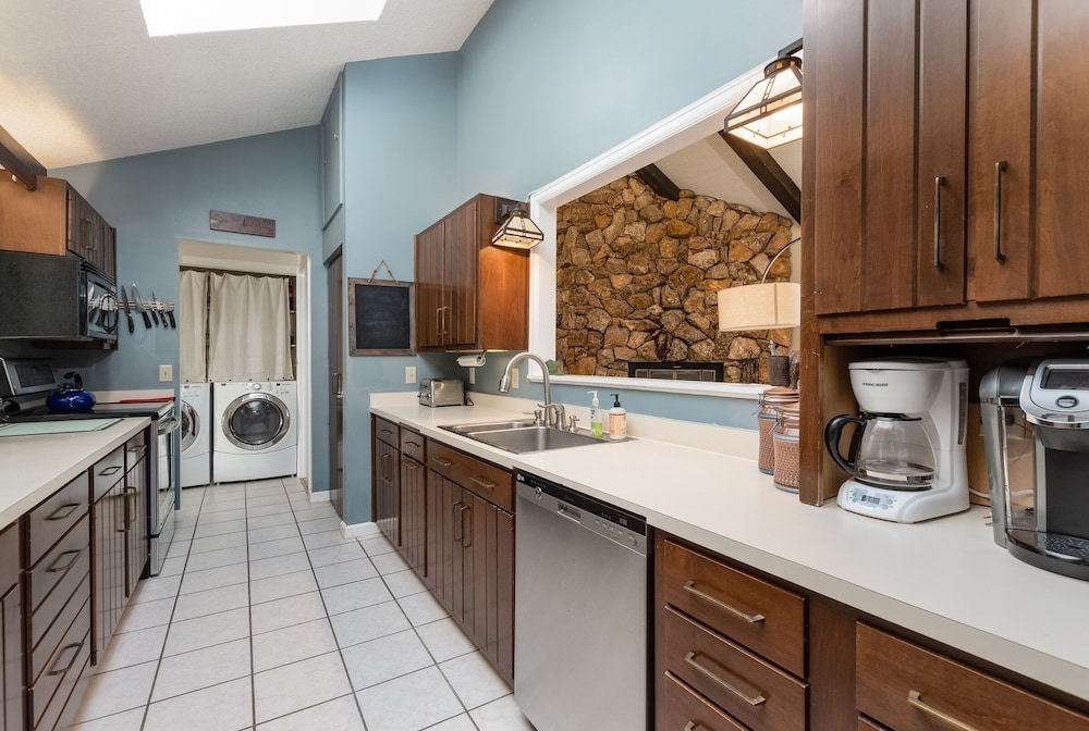 Cedar Upper Luxury Vacation At Windcliff 3 Bedroom Home by RedAwning - Property Image 29
