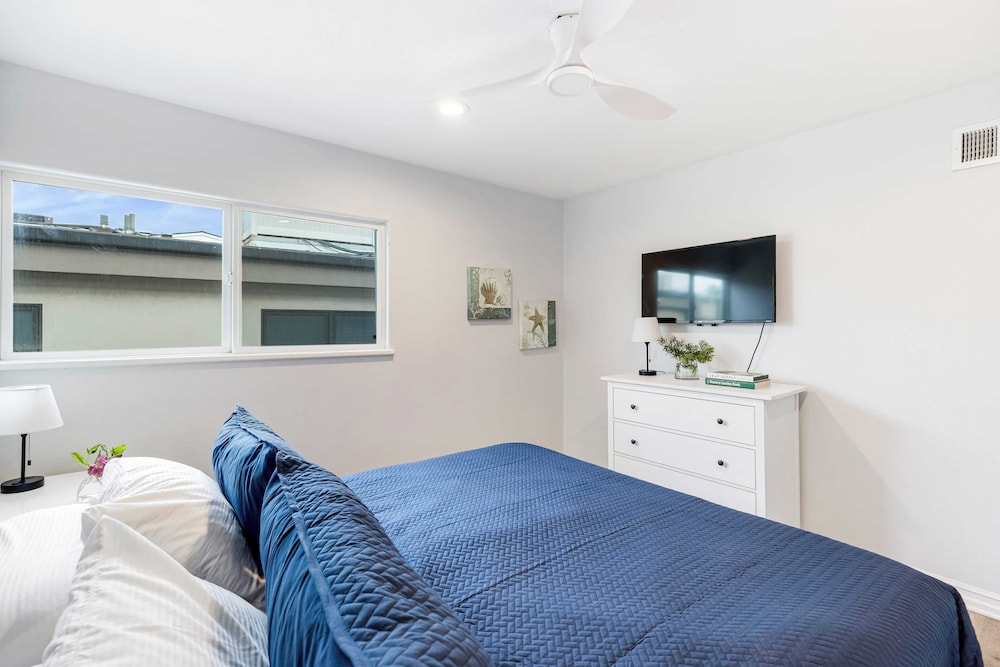 Sleeps 18 Steps to the Beach, Shops & Eateries Ocean Views, Patio, Fire Pit