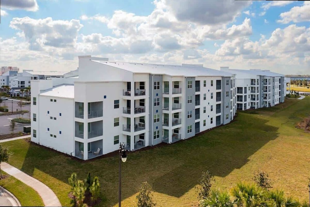 Lake View Resort Condo w Lazy River Near Disney