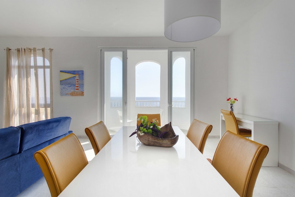 Seafront Apartment, Marvelous Views GR8 Location view 5