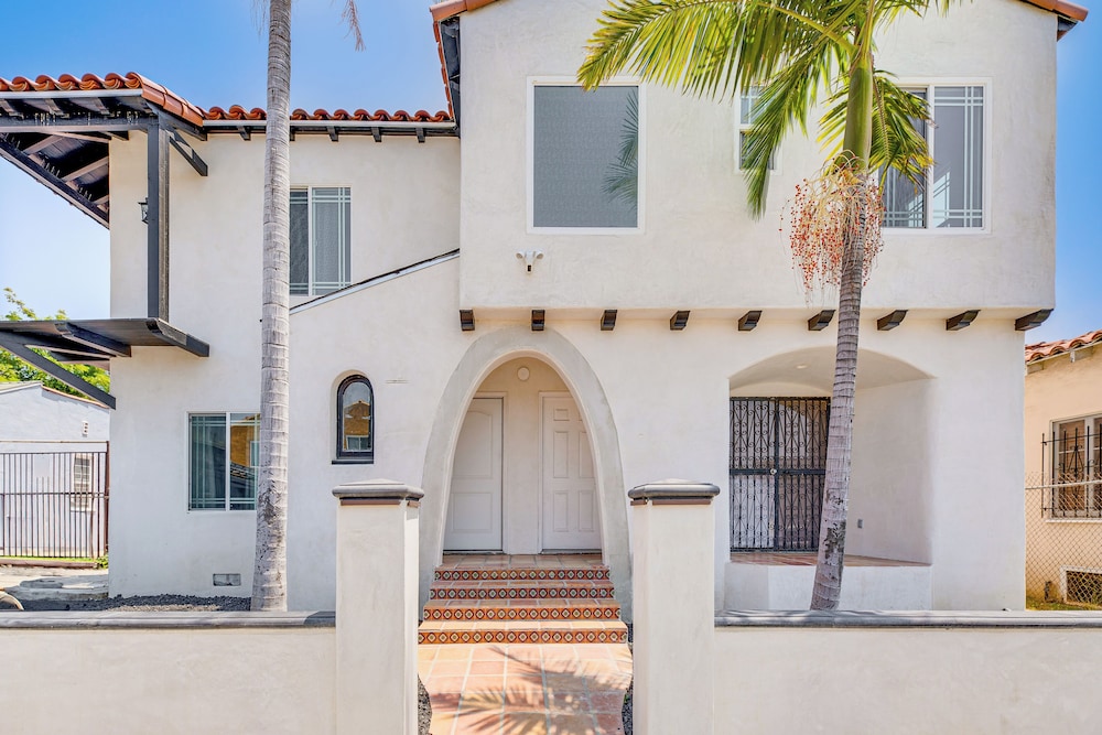 2 Mi to Citadel Outlets! East LA Retreat Near I-5