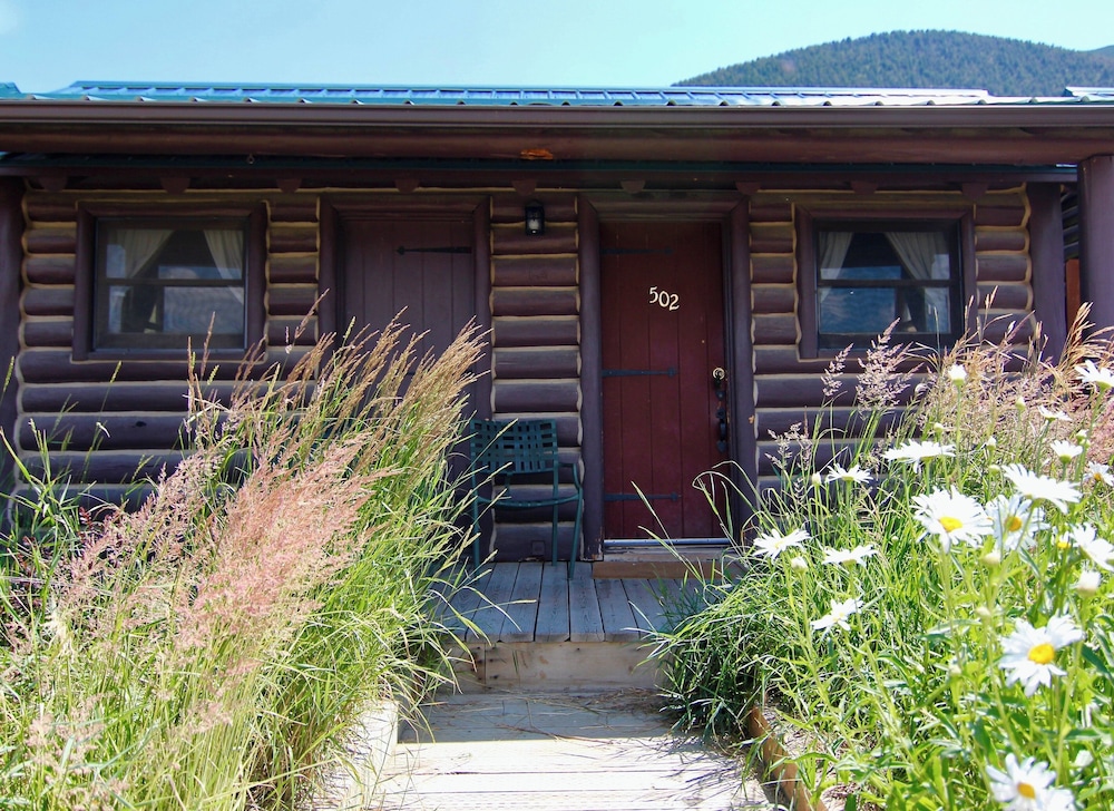 Chico Hot Springs Resort & Day Spa