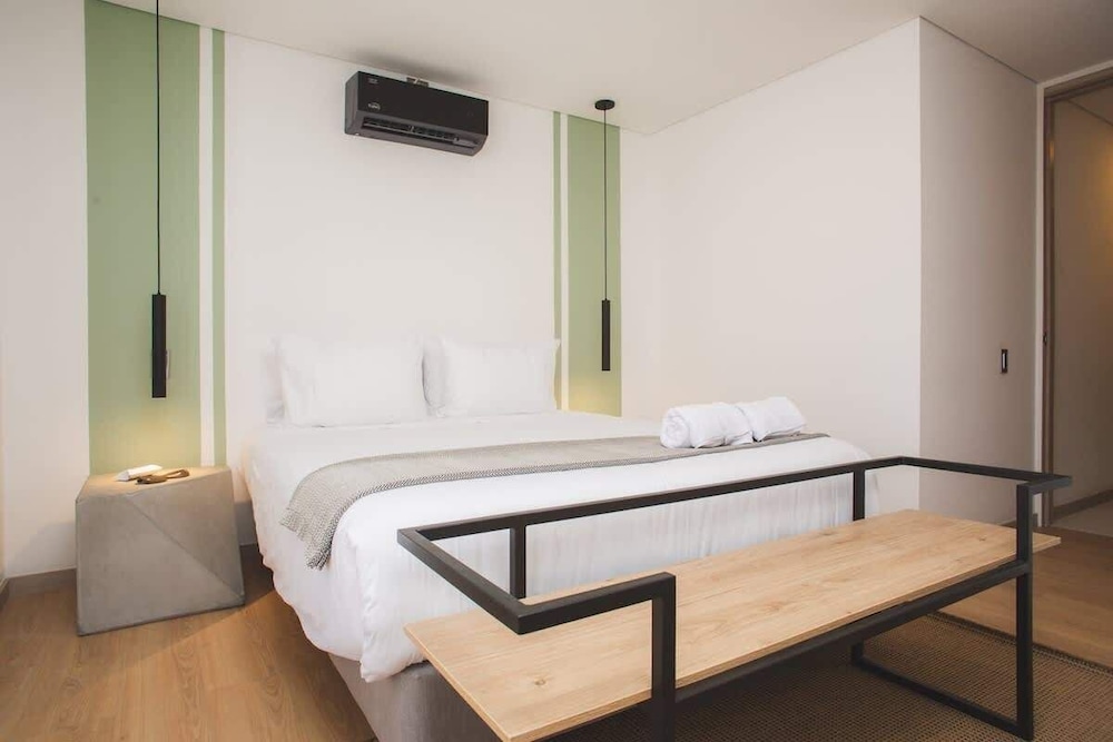 Cool 3 BR W/ Balcony in Laureles Medellín