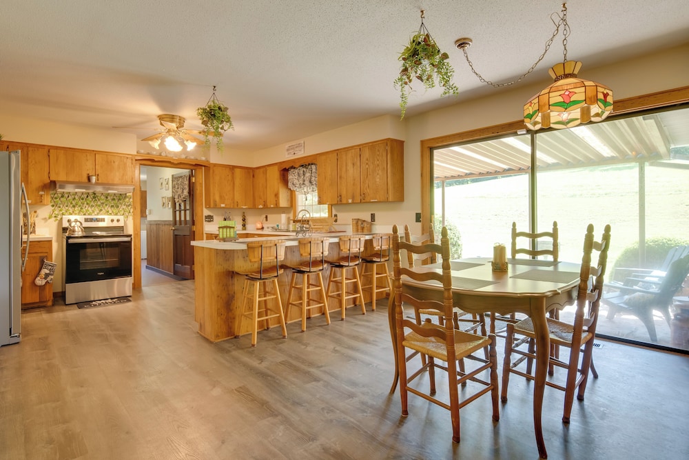 11 Mi to Asheville: Scenic Retreat w/ Game Room