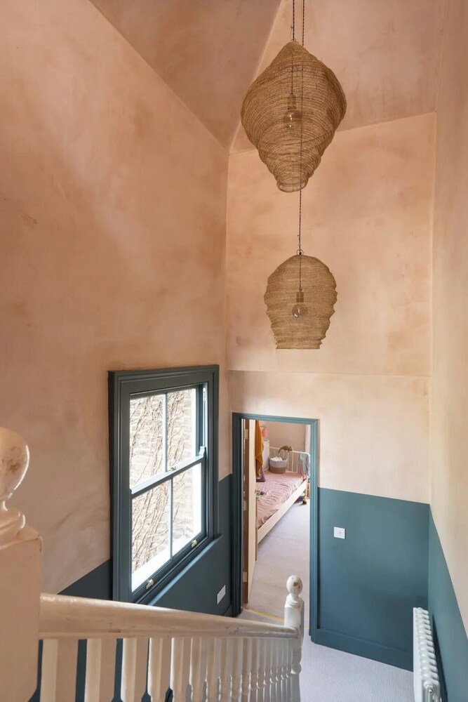 Rustic & Spacious 2BD Flat Near White City