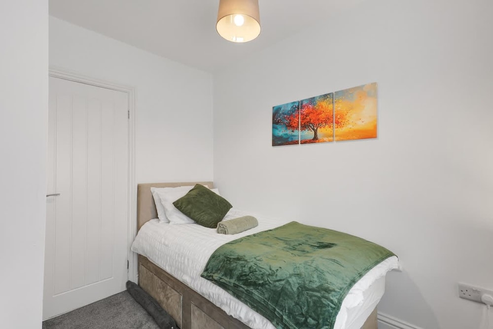 3 Bedroom House With Free Parking
