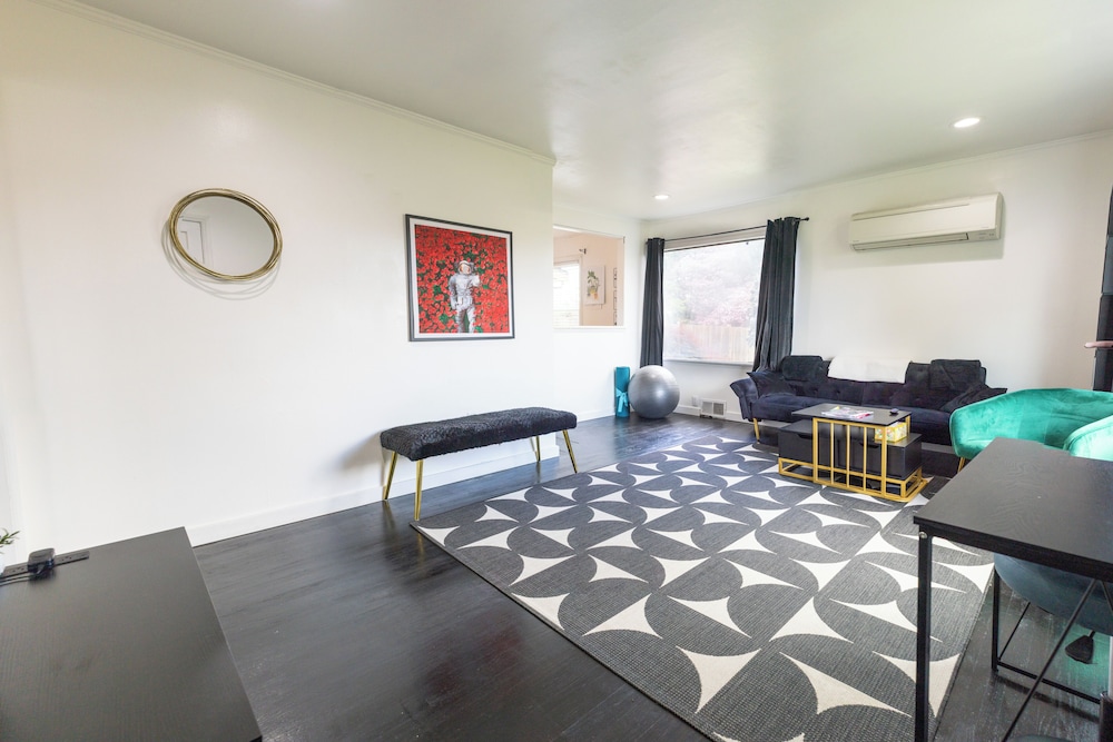 3 Mi to Emerald Downs: Pet-friendly Home