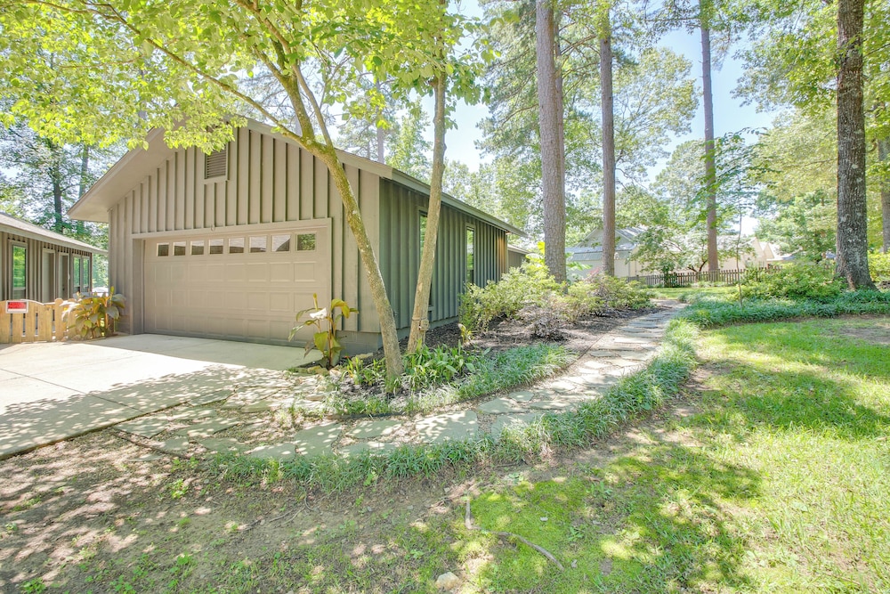 Secluded Lake Hamilton Access: Hot Springs Home