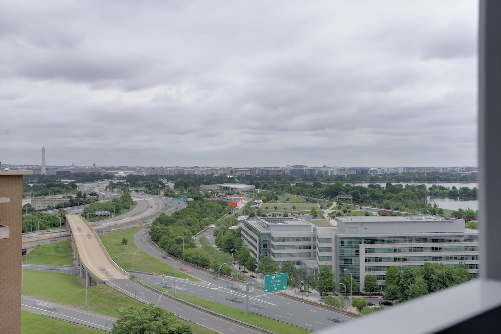 Spacious Apartment at Pentagon City